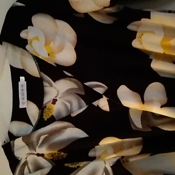 Floral short Romper/Jumper Black White Yellow large flowers SZ XL All over flora - Picture 2 of 8